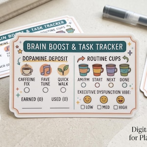 Può includere: Un adesivo rettangolare etichettato Brain Boost & Task Tracker con sezioni per Dopamine Deposit e Routine Cups. Presenta icone colorate di tazze da caffè, note musicali e foglie, insieme a caselle di controllo per il monitoraggio delle abitudini.