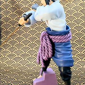 Pode incluir: Uma caneca de cer&acirc;mica branca com uma al&ccedil;a preta e o texto "But First, Coffee" em preto, com uma fonte manuscrita. A caneca est&aacute; sobre uma superf&iacute;cie branca.