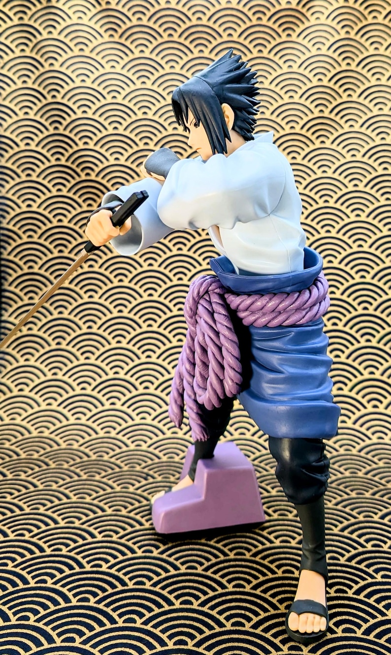 Pode incluir: Uma caneca de cer&acirc;mica branca com uma al&ccedil;a preta e o texto "But First, Coffee" em preto, com uma fonte manuscrita. A caneca est&aacute; sobre uma superf&iacute;cie branca.