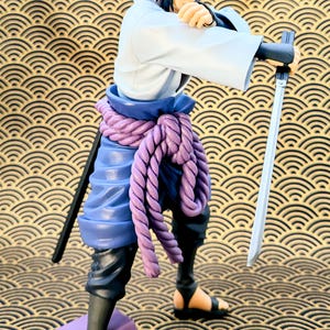 Pode incluir: Uma caneca de cer&acirc;mica branca com uma al&ccedil;a preta e o texto "But First, Coffee" em negrito preto. A caneca est&aacute; em um fundo desfocado. A caneca tem aproximadamente 10 cm de altura.