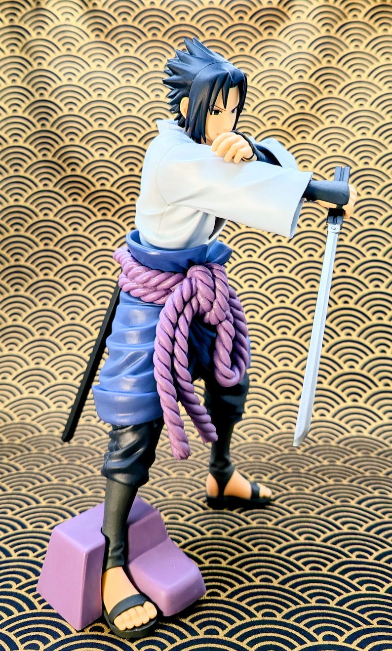 Pode incluir: Uma caneca de cer&acirc;mica branca com uma al&ccedil;a preta e o texto "But First, Coffee" em negrito preto. A caneca est&aacute; em um fundo desfocado. A caneca tem aproximadamente 10 cm de altura.