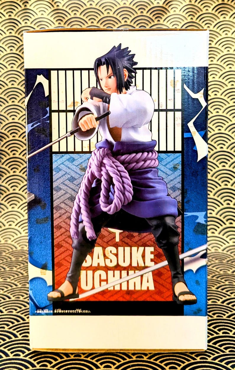 Pode incluir: Uma figura de Sasuke Uchiha da s&eacute;rie de anime Naruto. A figura est&aacute; em uma pose din&acirc;mica, vestindo uma parte superior branca, uma faixa roxa e cal&ccedil;as pretas. A caixa apresenta o nome do personagem e um fundo com arte em estilo japon&ecirc;s.