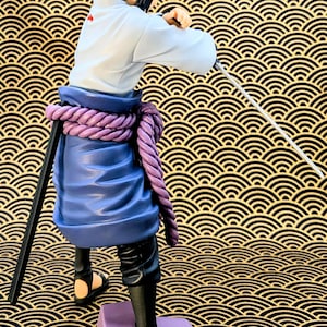 Pode incluir: Uma caneca de cer&acirc;mica branca com uma al&ccedil;a preta e o texto "But First, Coffee" em negrito preto. A caneca est&aacute; em um fundo desfocado. A caneca tem aproximadamente 10 cm de altura.