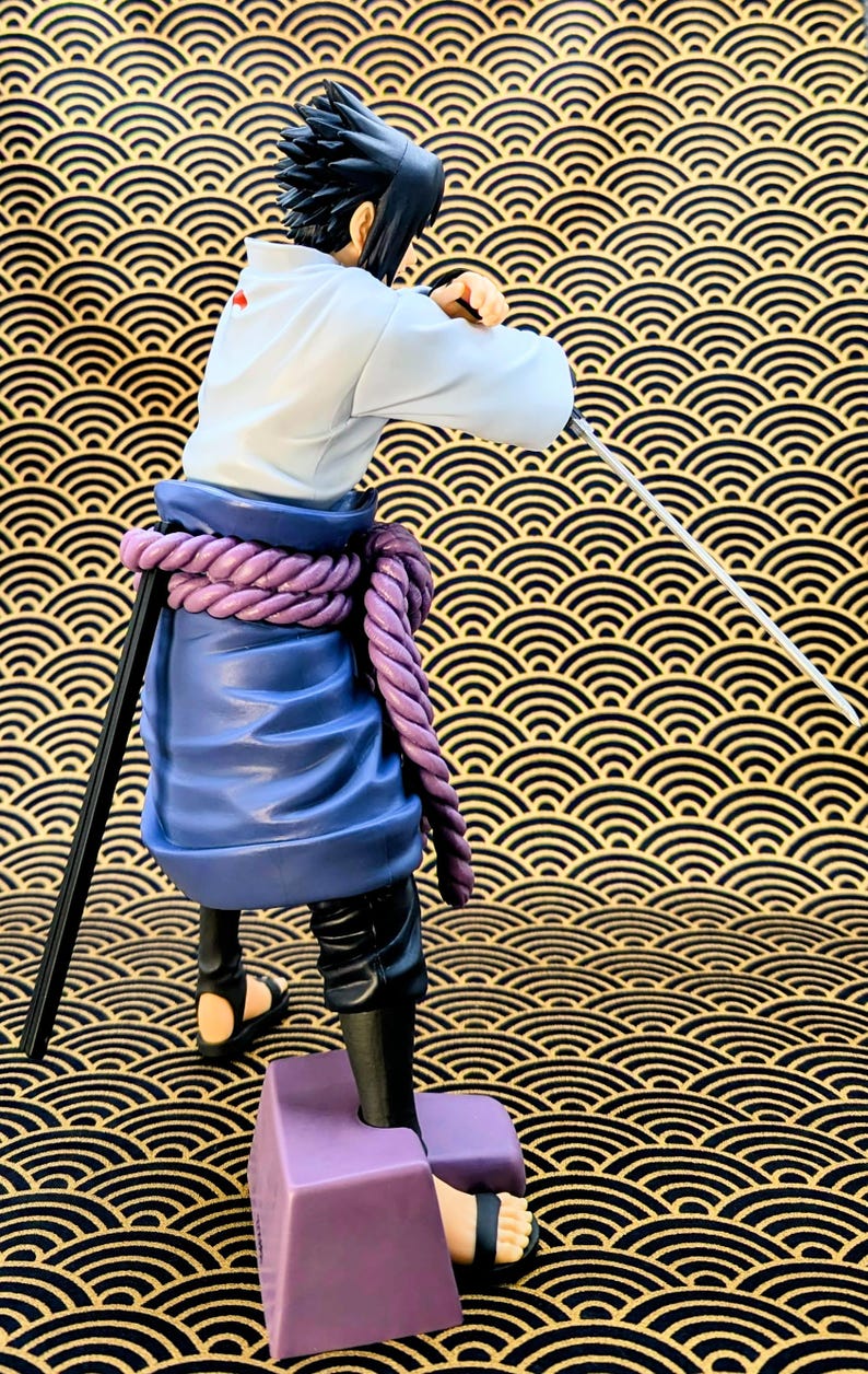 Pode incluir: Uma caneca de cer&acirc;mica branca com uma al&ccedil;a preta e o texto "But First, Coffee" em negrito preto. A caneca est&aacute; em um fundo desfocado. A caneca tem aproximadamente 10 cm de altura.