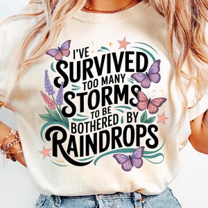 Eu sobrevivi a muitas tempestades para ser incomodado por gotas de chuva PNG Sublimação Design Download, Citações motivacionais PNG, Designs Download