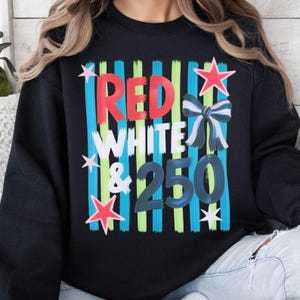 Puede incluir: Sudadera negra con el texto "RED WHITE & 250" en rojo, blanco y azul. El diseño incluye estrellas rojas, un lazo y rayas verticales en azul y verde. Un tema patriótico.