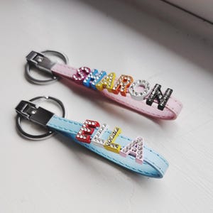 Llavero Bling con nombre personalizado, llavero brillante con arcoíris colorido, diamantes de imitación brillantes, letra, regalo de fiesta de cumpleaños para mujeres, niñas, amigos, niños, Reino Unido