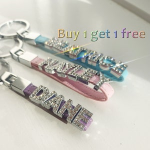 Llavero personalizado especial con nombre personalizado, letras brillantes con diamantes de imitación, compra 1 y llévate 1 gratis, regalo de joyería de cumpleaños para mujeres, niñas y amigas.
