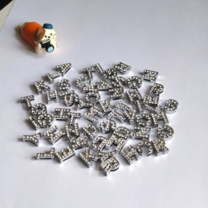 Compre 10 y obtenga 2 gratis Letras y números del alfabeto de diamantes de imitación de 8 mm, adornos de cristal de diamante plateado, nombres personalizados, iniciales, regalo del Reino Unido