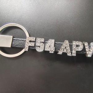 Especial personalizado Bling Rhinestone KeyChain Número personalizado nombre Placa Llavero Regalo de cumpleaños Nueva carta de licencia de conducir brilla Día del Padre