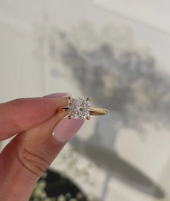 Anello con diamante solitario in moissanite con taglio a cuscino