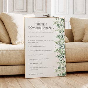Puede incluir: Un cartel blanco imprimible con el texto "Los Diez Mandamientos" y una lista de los Diez Mandamientos. El fondo es un diseño de acuarela de hojas verdes.