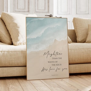 Könnte beinhalten: Ein beige-blauer Aquarelldruck mit dem Text "Mightier than the waves of the sea is His love for you. Psalm 93:4"