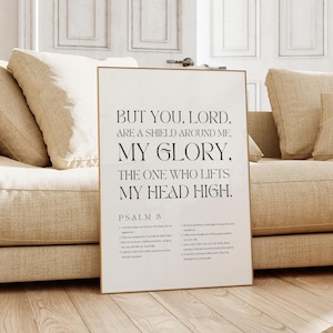 Può includere: Un poster bianco con testo nero che recita "Ma tu, Signore, sei uno scudo intorno a me. La mia gloria, colui che innalza la mia testa in alto. Salmo 8."