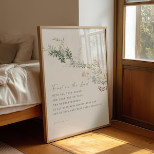 Puede incluir: Una lámina enmarcada con marco de madera clara y fondo blanco. La impresión muestra una delicada ilustración botánica en acuarela de hojas verdes y pequeñas flores, con el texto: Trust in the Lord with all your heart, and lean not on your own understanding; in all your ways acknowledge him and he will make your paths straight. Proverbs 3:5.