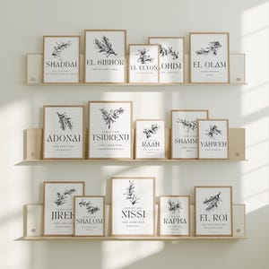 Puede incluir: Una colección de impresiones artísticas enmarcadas exhibidas en estantes de madera. Cada impresión presenta una ilustración botánica y una palabra con texto debajo. Las palabras incluyen "Shaddai", "El Gibhor", "El Elyon Ohim", "El Olam", "Adonai", "Tsidkenu", "Raah", "Shamm", "Yahweh", "Jireh", "Shalom", "Nissi", "Rapha" y "El Roi".