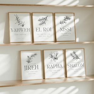 Könnte beinhalten: Sechs rechteckige Wandbilder in hellen Holzrahmen, jedes mit schwarzen botanischen Illustrationen und religiösen Texten wie Yahweh, El Roi, Jehovah Nissi, Jehovah Jireh, Jehovah Rapha und Jehovah Shalom auf weißem Hintergrund.