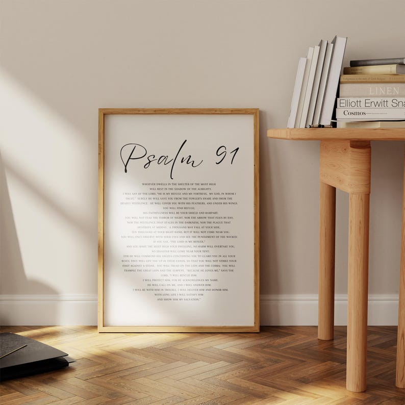 Puede incluir: Una l&aacute;mina de arte mural vertical enmarcada que presenta el texto del Salmo 91 en fuente serif negra sobre un fondo blanco. El t&iacute;tulo Salmo 91 est&aacute; escrito en una fuente cursiva negra grande y elegante en la parte superior, centrada sobre el texto.