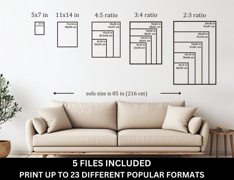 Puede incluir: Un sof&aacute; beige de 216 cm de ancho situado bajo un gr&aacute;fico de pared que muestra cinco categor&iacute;as de archivos y 23 formatos de impresi&oacute;n, incluyendo 5x7 in, 11x14 in, relaci&oacute;n 4:5, relaci&oacute;n 3:4 y relaci&oacute;n 2:3 con varias medidas imperiales y m&eacute;tricas.