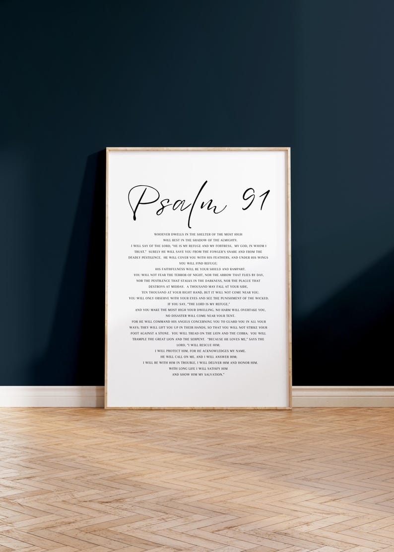 Puede incluir: Una l&aacute;mina de arte mural rectangular en un marco de madera clara con el texto Salmo 91 en una fuente cursiva negra grande en la parte superior, seguido del pasaje b&iacute;blico completo en una fuente sans-serif negra m&aacute;s peque&ntilde;a y clara.