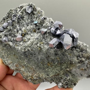 緑泥石マトリックスを持つ石英上の方鉛鉱黄銅鉱：ボリエヴァ鉱山の鉱物装飾