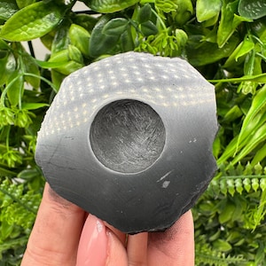 Schungit Kugelständer, Kristallkugelhalter (5/5 cm, 70gramm)