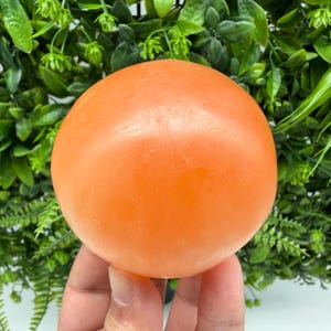 Esfera de selenita naranja – Bola de cristal de selenita natural – Cristal curativo de Reiki – Piedra de limpieza energética – Cristal de meditación para decoración espiritual