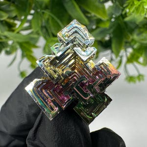 レインボービスマス結晶、幾何学的標本（20 x 18 mm） - Etsy 日本
