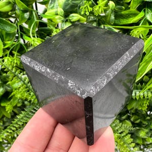 Cubos de Shungite 5 cm. Cubos de Cristal de Shungite, Cristal de Cura, Metafísico Altamente Energético, Proteção EMF, Cubos Polidos, Proteção 5G