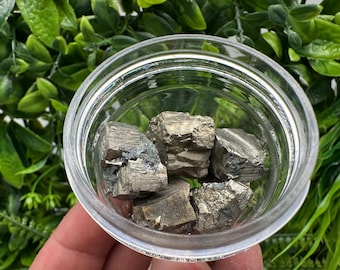 Wunderbare Box mit glänzenden, goldenen Pyritwürfeln, Pyritcluster, Geschenk, Andenken, Sammlungsstein