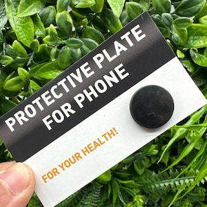Puede incluir: Una placa protectora negra para teléfono, con el texto "PROTECTIVE PLATE FOR PHONE" y "FOR YOUR HEALTH!" en una tarjeta blanca y negra.