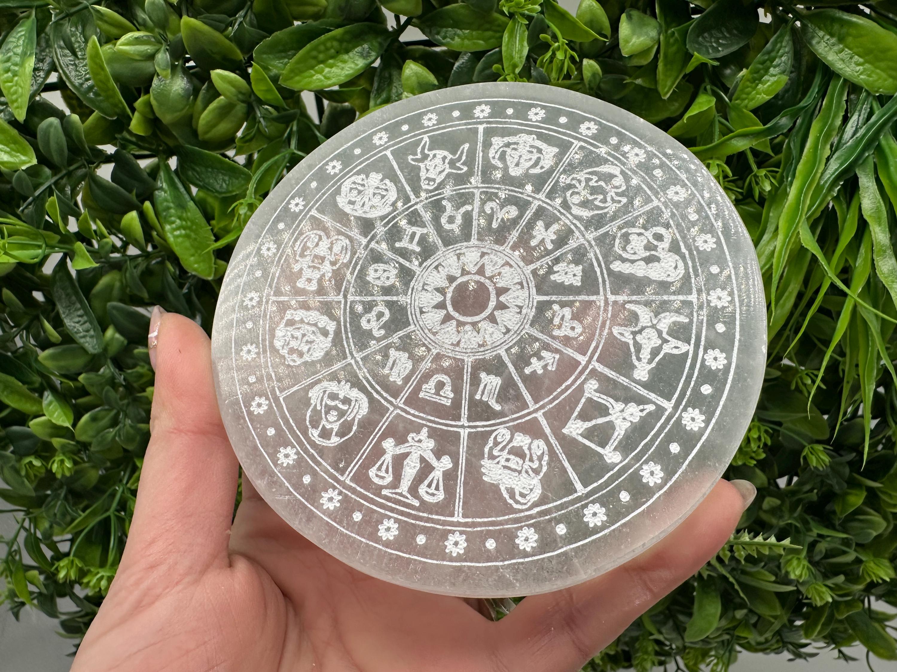 天然セレナイト星座ディスク（12cm）：彫刻入りクリスタル装飾 - Etsy 日本