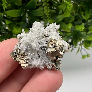 Transparent Quartz whit Rainbow Pyrite Djurcovo Laki Bulgaria natural minerals souvenir crystal stone gift minerals collection rock