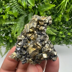 Transparent Quartz whit Rainbow Pyrite Djurcovo Laki Bulgaria natural minerals souvenir crystal stone gift minerals collection rock