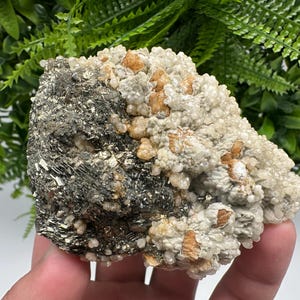 Spécimen de marcassite avec calcite : mine d&#39;Androvo, Bulgarie