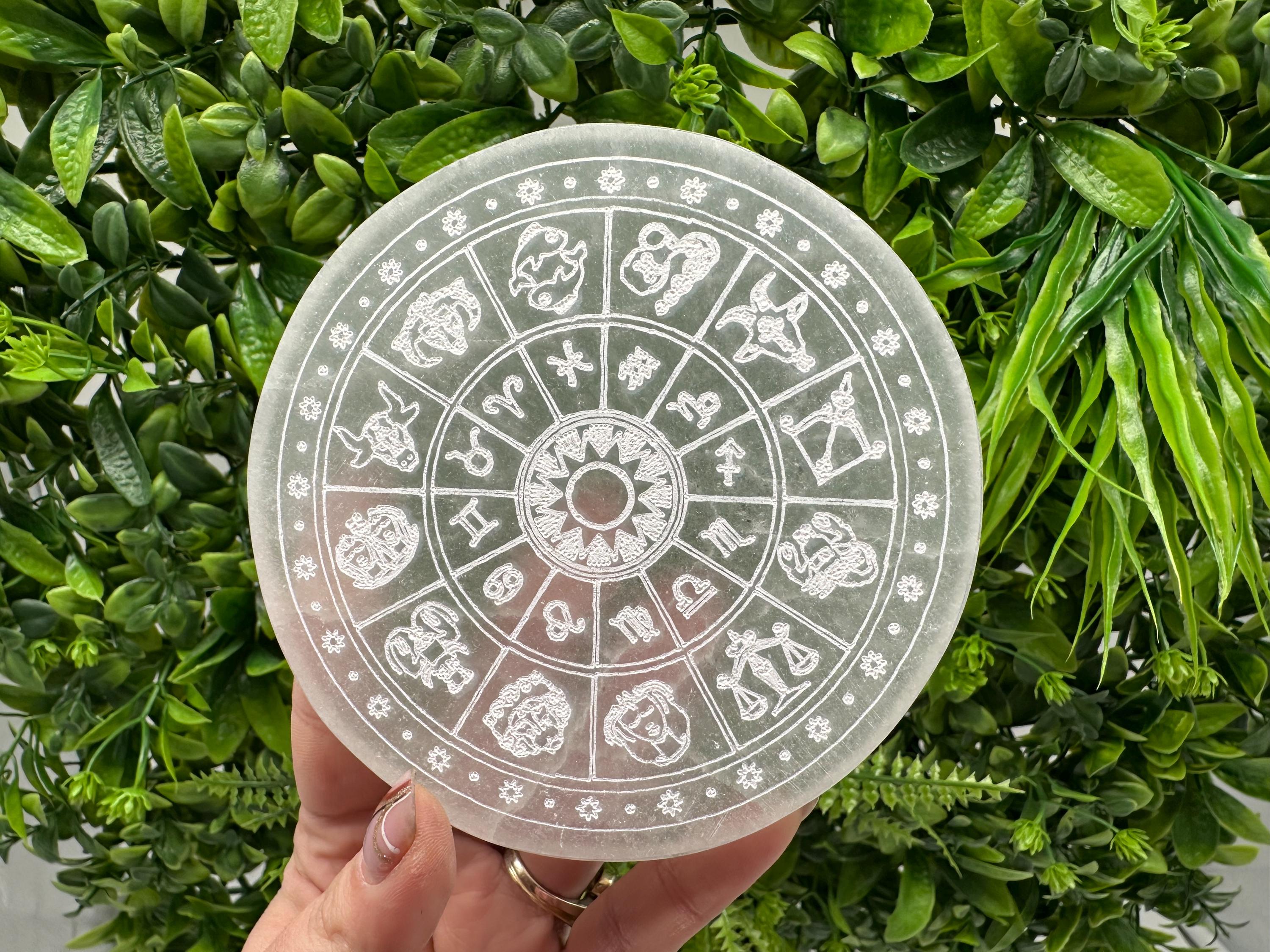 天然セレナイト星座ディスク（12cm）：彫刻入りクリスタル装飾 - Etsy 日本