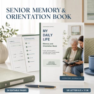 Può includere: Un libro con copertina flessibile bianca intitolato My Daily Life Memory and Orientation Book con una foto di due persone che guardano un album. La copertina include testo su caratteri grandi e funzioni per chi assiste, misura 21,59 per 27,94 cm.