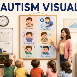 Può includere: Una scena in classe con un quadro "AUTISM VISUAL" in italiano, con illustrazioni e testo. Un'insegnante indica il quadro mentre i bambini osservano. Sono visibili anche un orologio, una lavagna e elementi decorativi.