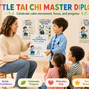 K&ouml;nnte beinhalten: Eine Frau und Kinder versammeln sich um ein Diplom mit der Aufschrift "Little Tai Chi Master Diploma". Der Text dar&uuml;ber lautet "Feiern Sie ruhige Bewegung, Konzentration und Fortschritt."