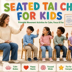 K&ouml;nnte beinhalten: Eine Frau und Kinder sitzen auf Holzst&uuml;hlen und heben die H&auml;nde. Der Text "SEATED TAI CHI FOR KIDS" ist dar&uuml;ber zu sehen. Darunter steht "Printable Movement Activities for Calm, Focus & Fun."