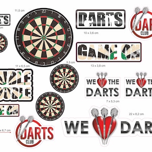 Puede incluir: Una colección de pegatinas y calcomanías con temática de dardos. Los diseños incluyen dianas, las palabras "Darts", "Game On" y "Double Trouble", junto con gráficos de dardos y corazones. Los tamaños varían, siendo el más grande de 22 x 8,2 cm.
