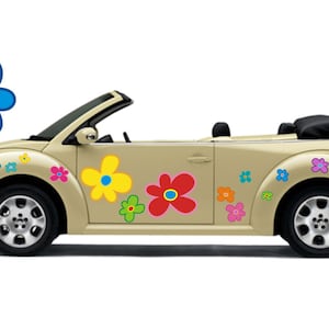 Op de afbeelding: Een beige cabriolet versierd met kleurrijke bloemenstickers. De auto heeft een zwart cabriodak en zilveren wielen. Een grote blauwe bloemengrafiek zweeft boven de auto.