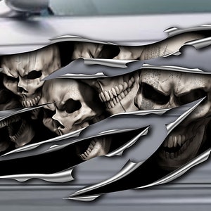 Könnte beinhalten: Grafikdesign mit mehreren Schädeln, die aus einer zerrissenen Metalloberfläche auftauchen. Die Schädel sind detailliert mit Schatten und Lichtern, wodurch ein 3D-Effekt entsteht. Die Farbpalette ist hauptsächlich Graustufen mit metallischen Silberakzenten.