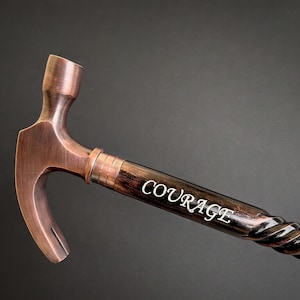 Bastón de madera con mango de martillo macizo personalizado y espiral de madera con acabado antiguo de cobre. Bastón de espiral único y personalizable.