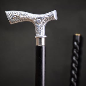 パーソナライズされた彫刻が施されたシルバーハンドルのウォーキングステッキ - ゴム製の先端が付いたカスタマイズ可能なスパイラル杖 - 頑丈なアルミニウム製|木製ウォーキングステッキ