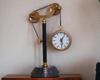 Reloj de sobremesa con polea, sofisticado reloj de escritorio con polea a pilas, color negro dorado, para una elegante decoración de mesa, hogar y oficina.