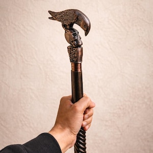 Bastón de madera personalizado con mango de calavera y cuervo, diseño único en espiral con acabado antiguo de cobre, regalo perfecto para abuelos.