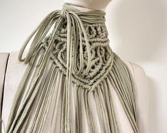 Cuello bandana crop brocada en caqui pastel con tiras de algodón reciclado. Collar macramé halter.