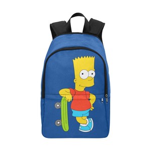 Peut inclure: Un sac à dos bleu avec une fermeture éclair noire et une image de dessin animé de Bart Simpson tenant une planche à roulettes. La planche à roulettes est verte et jaune.