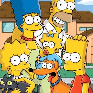 Op de afbeelding: Een cartoon illustratie van de Simpson-familie, waaronder Homer, Marge, Bart, Lisa, Maggie en hun hond. De personages hebben een gele huid en grote ogen, staand voor een huis onder een blauwe lucht. Een klassieke cartoonfamilie.